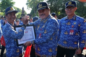 Apel HKN Januari 2026, Pemkab Tabanan Beri Penghargaan kepada 92 PNS Purna Tugas