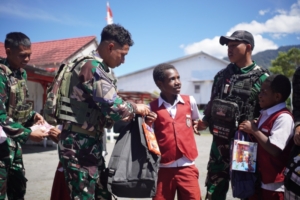 Satgas Yonif 743/PSY Bagikan Perlengkapan Sekolah bagi Anak-anak di Kampung Pruleme