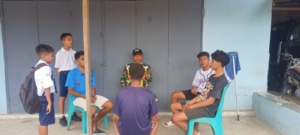 Babinsa Desa Tutubada Laksanakan Monitoring Wilayah dan Komsos Bersama Pelajar