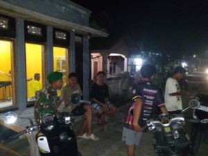 Ciptakan Rasa Aman, Babinsa Jereweh Gelar Patroli Malam di Wilayah Binaan