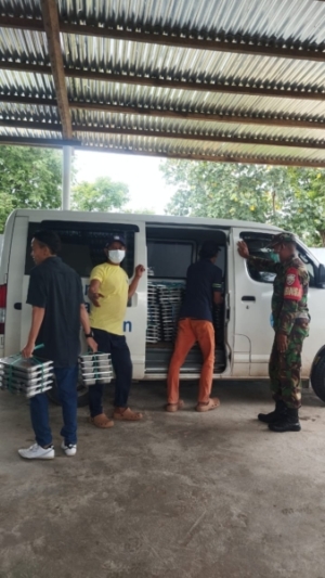 Babinsa Koramil 1627-02 Dampingi Pemberian Makanan Bergizi Gratis bagi Ribuan Pelajar di Rote Timur