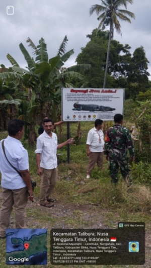Antisipasi Ancaman Buaya, Babinsa Kodim 1603/Sikka Dampingi Pemasangan Rambu Keselamatan di Pantai Pedang