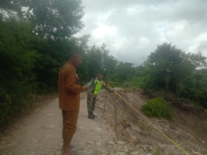 Babinsa dan PJ Kades Cek Longsor Tunbaun