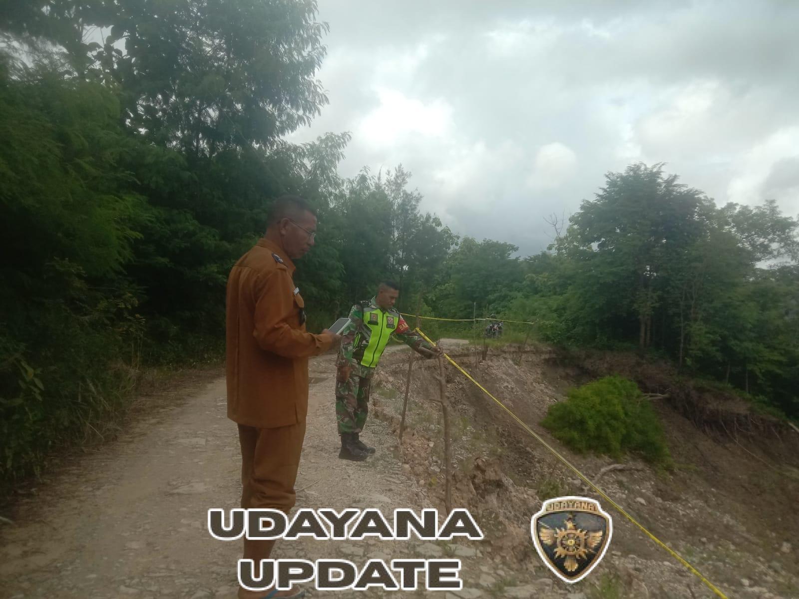 Babinsa dan PJ Kades Cek Longsor Tunbaun