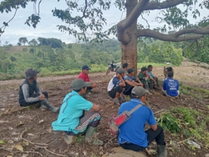 Pererat Kedekatan, Babinsa Karamabura Dampingi Petani Jagung di Dusun Rangga Mbolo