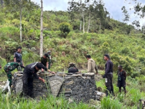 Pipanisasi Dan Penampungan Air Satgas Yonif 743/PSY Jawab Kerinduan Warga Kalome akan Air Bersih