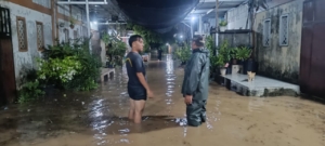 Dini Hari, Babinsa Turun Langsung Awasi Banjir Perumahan