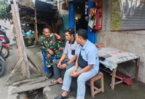 Babinsa Toya Laksanakan Komsos, Imbau Warga Jaga Lingkungan dan Waspada Cuaca Ekstrem