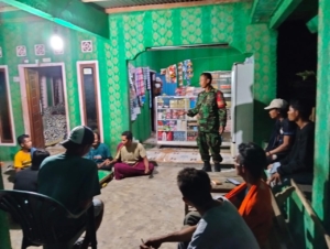 Tingkatkan Kamtibmas, Babinsa Pantau Ronda Malam Warga di Dusun Oi Ua