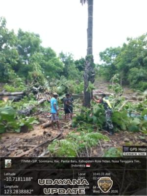 Babinsa Kodim 1627/RN Monitoring Wilayah dan Kerja Bakti Bersama Warga Desa Sonimanu