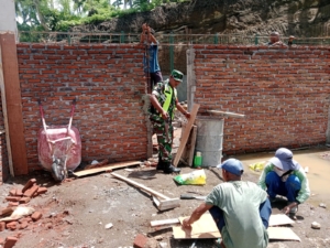 Wujud Kemanunggalan TNI-Rakyat, Babinsa Ende Turun Langsung Bantu Pembangunan Rumah di Onewitu