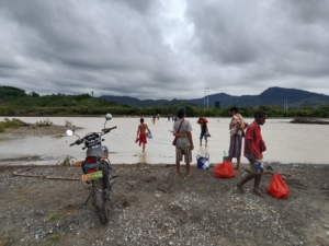 Babinsa Pastikan Keselamatan Warga Saat Menyeberang Sungai
