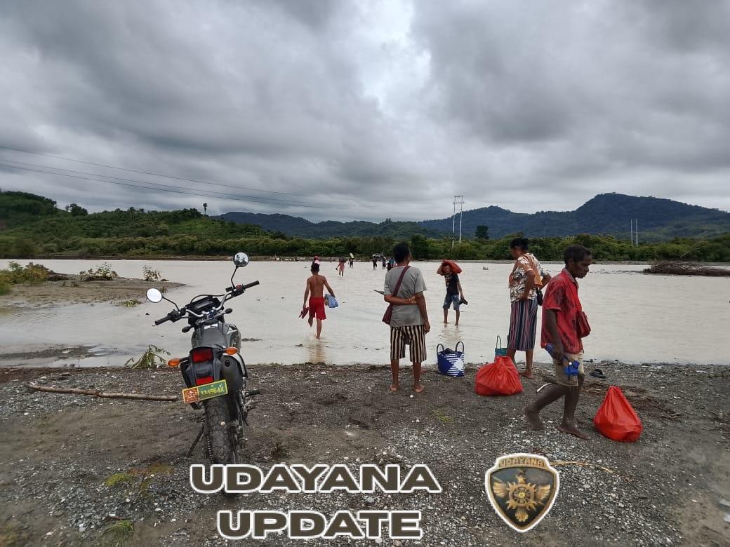Babinsa Pastikan Keselamatan Warga Saat Menyeberang Sungai
