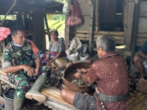 Dekatkan Diri dengan Warga, Babinsa Serka Ramli Sambangi Pengrajin Kopra