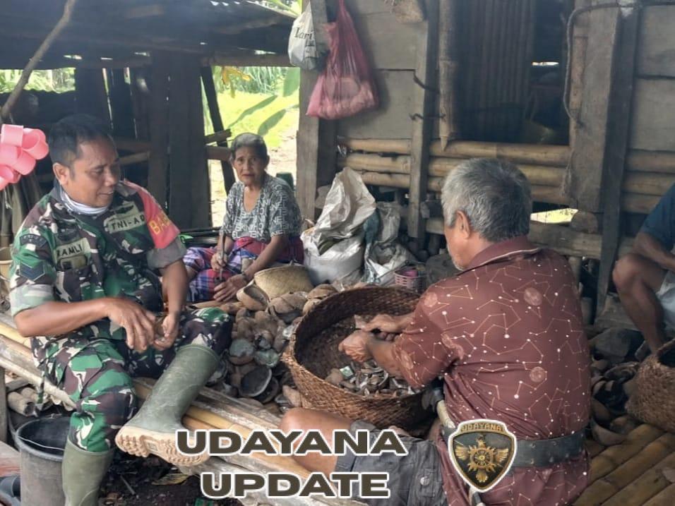 Dekatkan Diri dengan Warga, Babinsa Serka Ramli Sambangi Pengrajin Kopra