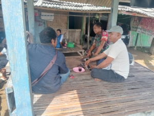 Jaga Kamtibmas, Babinsa Tambak Sari Aktif Komsos dan Pantau Wilayah Binaan