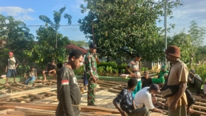 Babinsa Desa Bampalola Turut Bangun Panggung Dasar MTQ XXXI