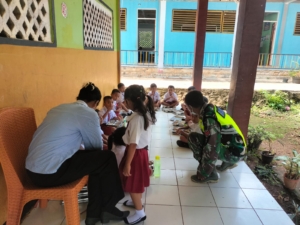 Babinsa Pantai Baru Dampingi Pemberian Makan Bergizi Gratis untuk 3.093 Pelajar