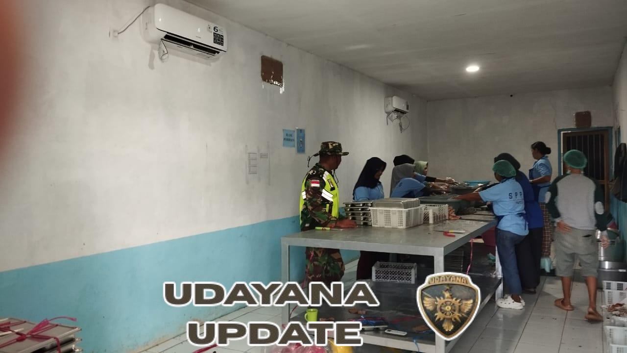 Babinsa Rote Timur Dampingi Pemberian Makanan Sehat Bergizi bagi 3.002 Pelajar