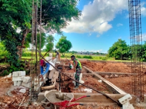 Babinsa Koramil 1627/RN Monitoring Progres Pembangunan KDKMP di Desa Lekunik