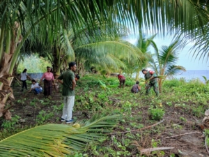 Wujud Kepedulian Lingkungan, Babinsa dan Warga Gotong Royong di Pantai