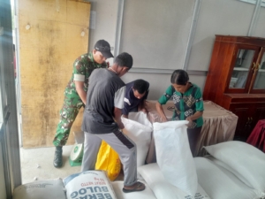 Serda Rifen L Bantu Distribusi Bantuan Beras bagi Warga Hokeng Jaya