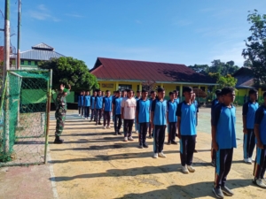 Sertu Hendriadi Berikan Pembinaan Karakter dan Fisik Siswa/Siswi di SMA Negeri 1 Waikabubak