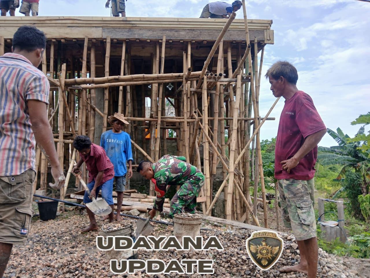 Babinsa Sertu Arifudin Bantu Pengecoran Rumah Warga di Desa Harona Kalla