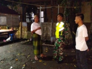 Pastikan Kondisi Wilayah Binaan Aman Malam Hari, Babinsa Koramil Batukliang Patroli Malam