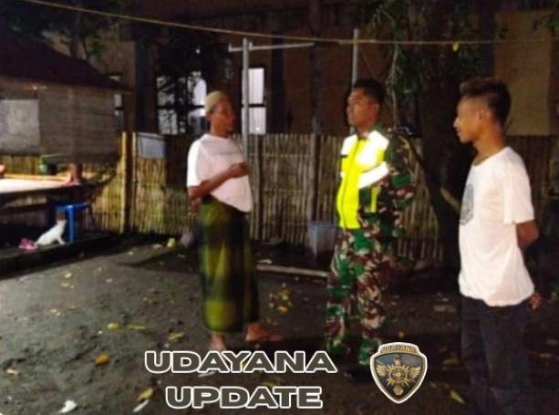 Pastikan Kondisi Wilayah Binaan Aman Malam Hari, Babinsa Koramil Batukliang Patroli Malam