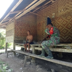 Babinsa Koramil 04/Tabundung Komsos dengan Warga Bahas Persiapan Lahan Musim Tanam