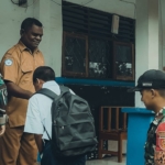 ‎Harapan Baru, Satgas Pamtas Yonarhanud 2 Kostrad Bantu Anak Putus Sekolah Kembali ke Meja Belajar
