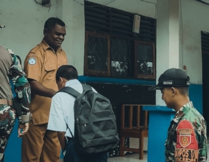 ‎Harapan Baru, Satgas Pamtas Yonarhanud 2 Kostrad Bantu Anak Putus Sekolah Kembali ke Meja Belajar