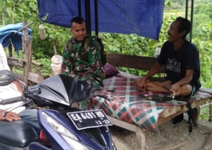 ‎Sentuhan Humanis TNI, Serda Firmansyah Ingatkan Warga Pentingnya Hidup Tertib Hukum