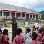 Majukan Semangat Pendidikan, Satgas Pamtas Yonarhanud 2 Kostrad Bagikan 300 Paket Alat Tulis bersama JPCC Foundation