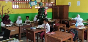 Dukung Gizi Anak Sekolah, Babinsa Kodim 1622/Alor Awasi Penyaluran Makan Sehat