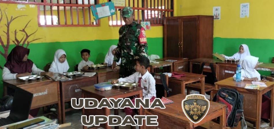 Dukung Gizi Anak Sekolah, Babinsa Kodim 1622/Alor Awasi Penyaluran Makan Sehat