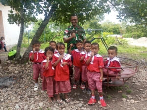 Kembangkan Kemampuan Anak, Serda Hironimus Kono Berikan Bimbingan Belajar Bermain Kepada Anak-Anak Paud