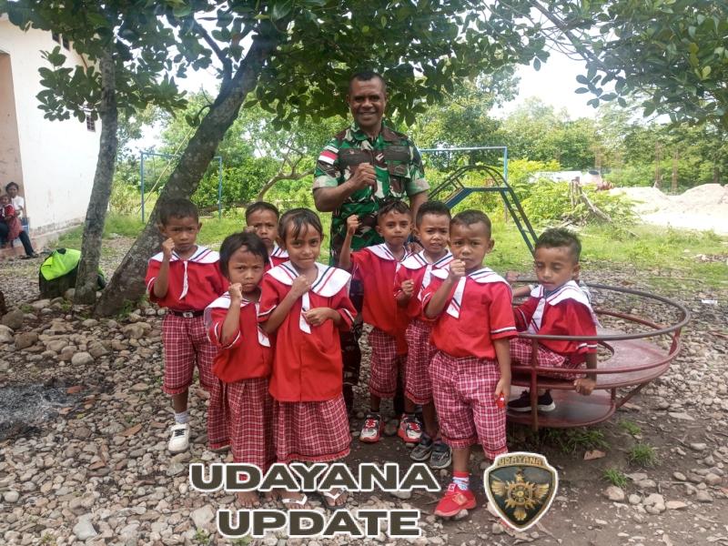 Kembangkan Kemampuan Anak, Serda Hironimus Kono Berikan Bimbingan Belajar Bermain Kepada Anak-Anak Paud