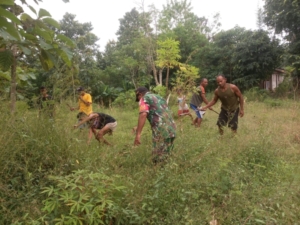Semangat Gotong Royong, Babinsa dan Warga Desa Ponu Ciptakan Lingkungan Asri