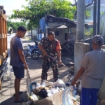 Babinsa Tode Kisar Dukung Kebersihan Lingkungan Bersama Warga