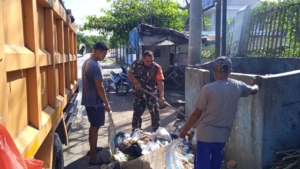 Babinsa Tode Kisar Dukung Kebersihan Lingkungan Bersama Warga