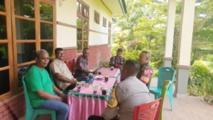 Babinsa dan Bhabinkamtibmas Laksanakan Monitoring Wilayah di Desa Teba Timur, Berikan Imbauan Kamtibmas kepada Warga