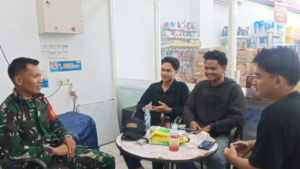 Babinsa Tembeng Putik Laksanakan Patroli Kongkow Bersama Pemuda, Antisipasi Dampak Hujan Lebat