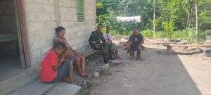 Babinsa Kota Soe Bangun Komsos Humanis Bersama Warga Desa Boentuka