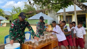 Peduli Gizi Anak Perbatasan, Satgas Pamtas Yonarmed 12 Kostrad Berbagi Bubur Kacang Hijau