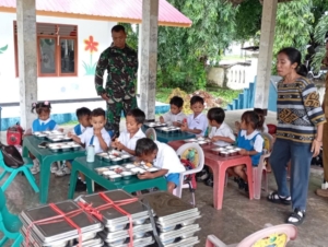 Babinsa Koramil 01/Alok Dampingi Pembagian Makan Bergizi Gratis di PAUD Sayang Anak