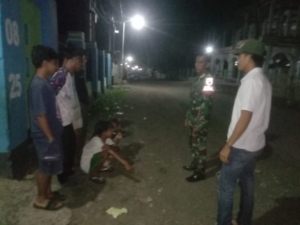 Babinsa Serakapi Turun Langsung Dampingi Ronda Malam Warga Dusun Jawaria