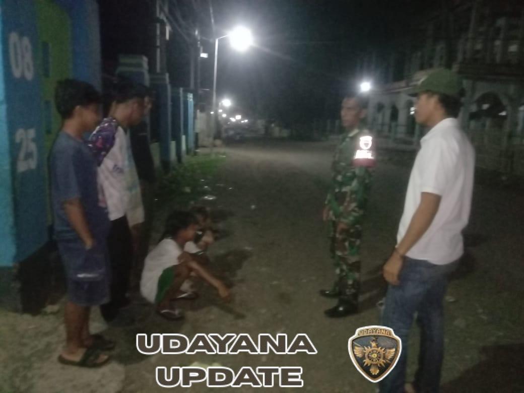 Babinsa Serakapi Turun Langsung Dampingi Ronda Malam Warga Dusun Jawaria