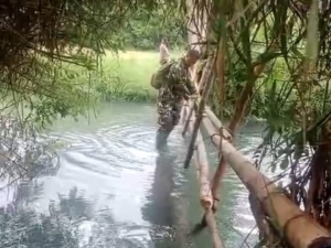 Babinsa Katikutana Bersama Warga Cek Kondisi Jembatan Bambu Kampung Rita
